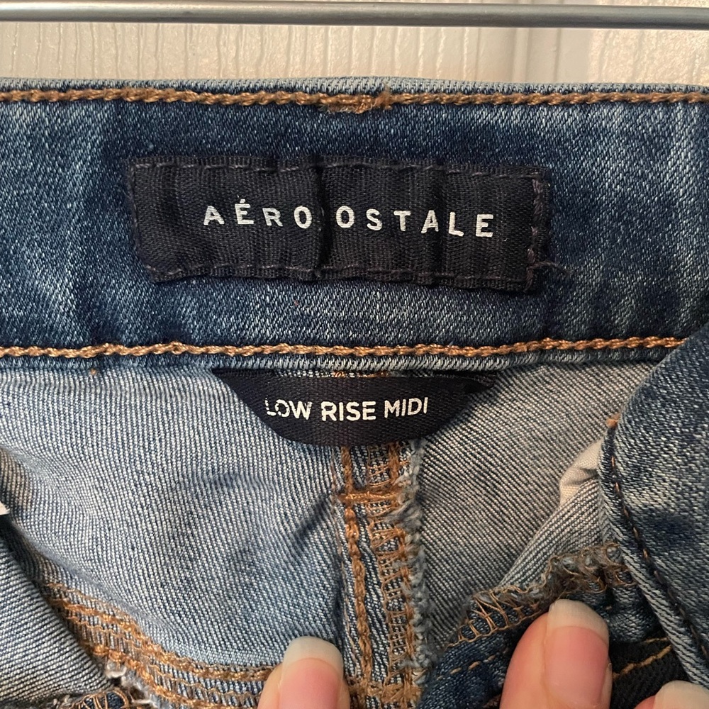 Aeropostale Seriously Stretchy Low-Rise Denim Midi Shorts distressed medium wash - Picture 4 of 5